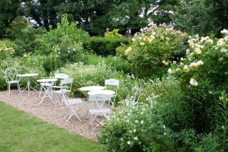 plantes-et-jardins-roses-idees-deco-coin-de-detente-table-chaises