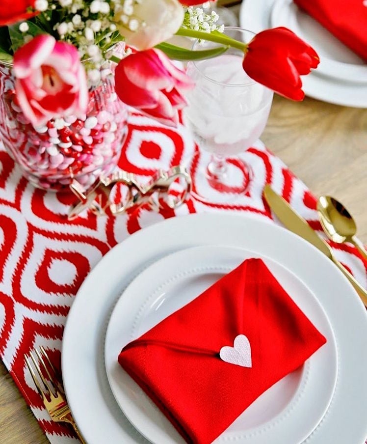 pliage-serviette-tissu-enveloppe-rouge-coeur-fête-Saint-Valentin