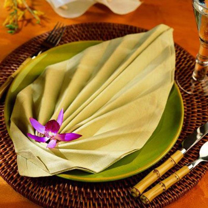 pliage serviette en forme de feuille et déco en fleur d'orchidée pliage-serviette-tissu-forme-feuille-déco-fleur-orchidée