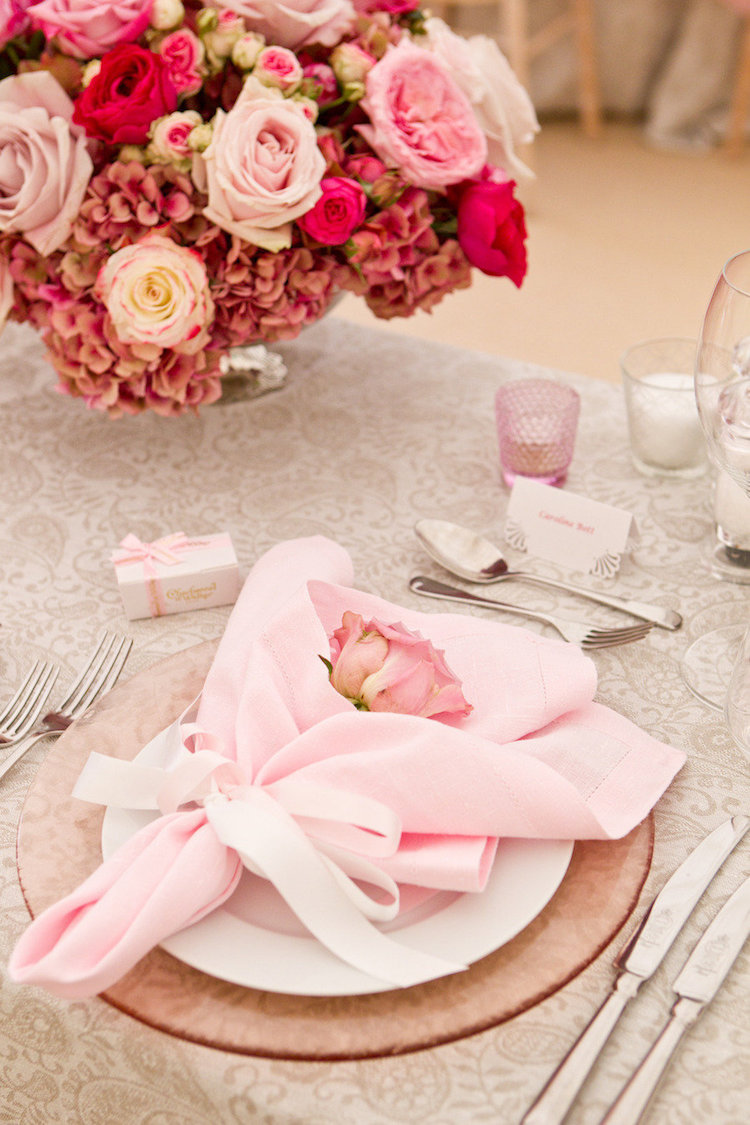pliage-serviette-tissu-rose-pastel-ruban-bouquet-rose-romantique