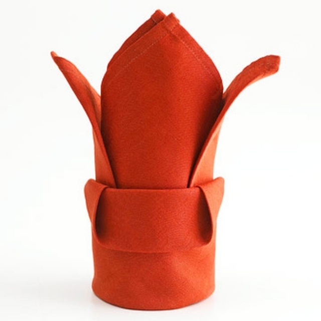 pliage-serviette-tissu-rouge-orangé-forme-lys