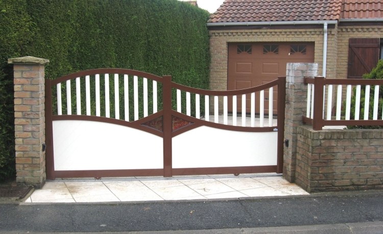portail-de-jardin-moderne-aluminium-couleur-blanche-marron