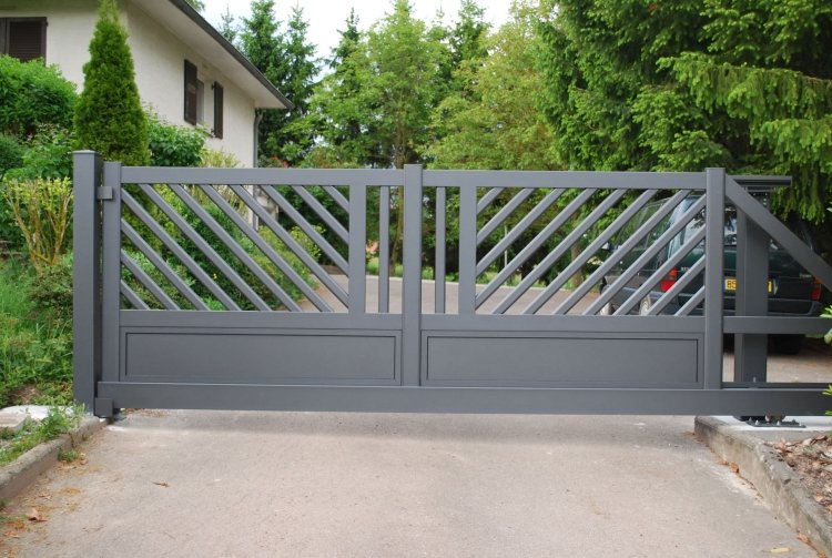 portail-de-jardin-moderne-couleur-grise-metal