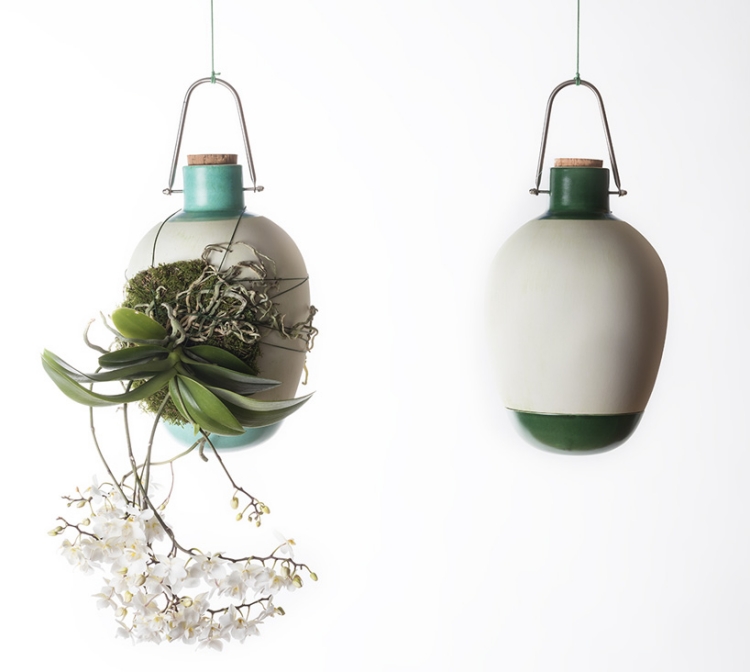 pot-suspendu-design-Dossofiorito-céramique-poignées-acier-plante-fleurs