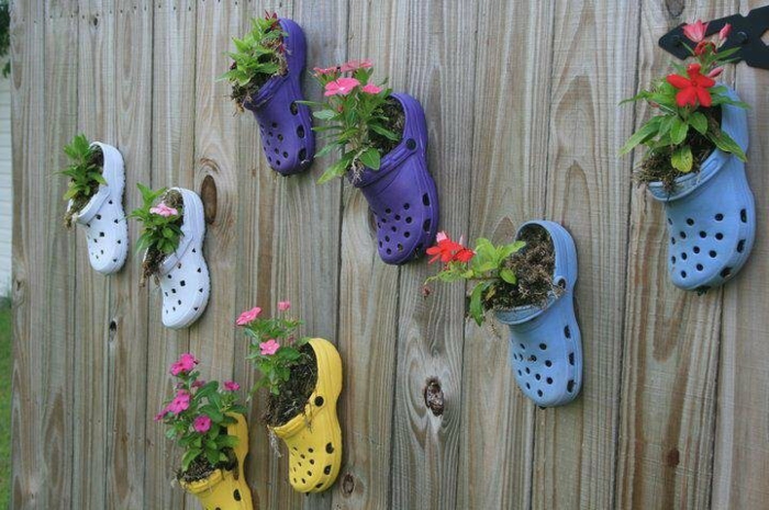 pots-fleurs-accrocher-clôture-sandales-crocs-récupérées