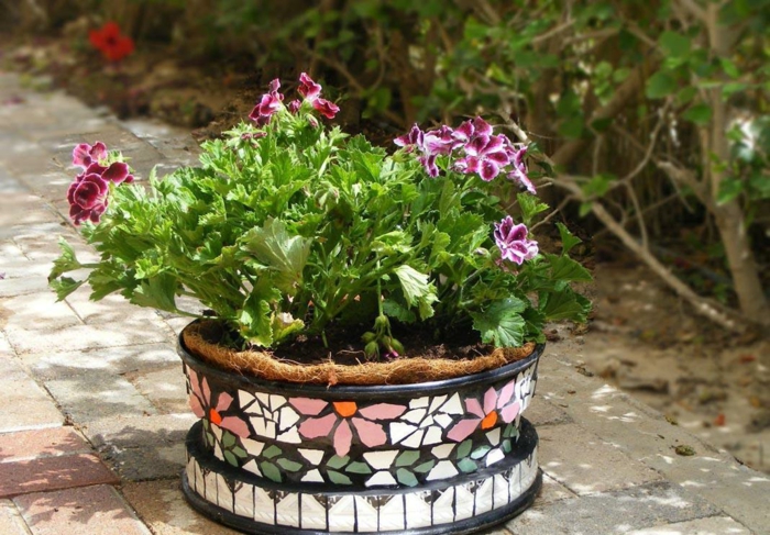 pots-fleurs-objets-récupération-pot-décoré-mosaique