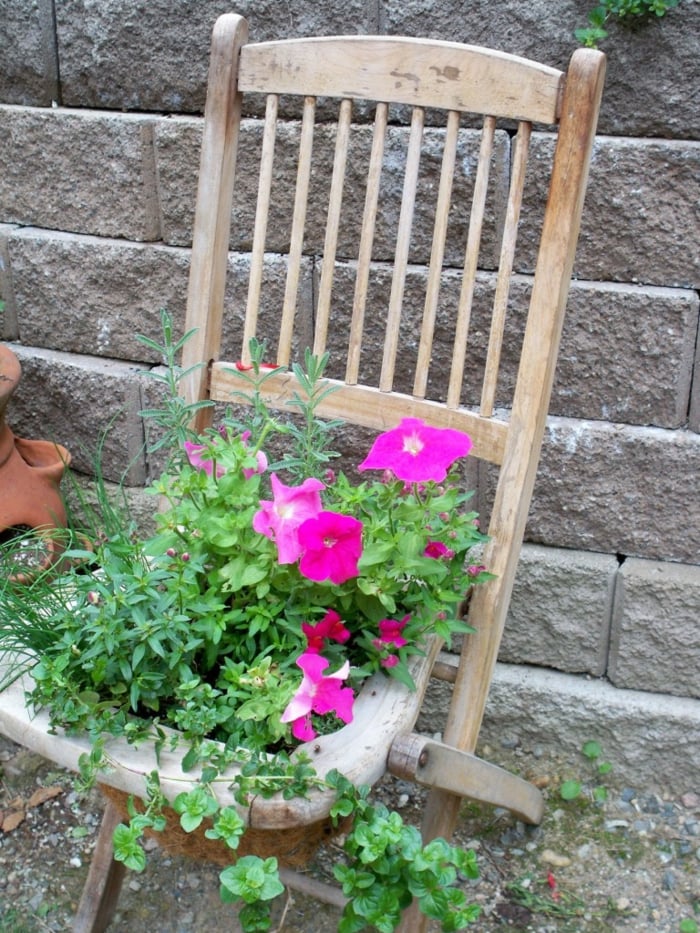 pots de fleurs objets-récupération-pétunias-chaise-pliante-bois
