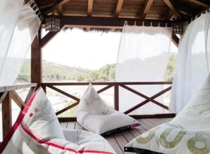 pouf-exterieur-couleur-blanche-amenagement-terrasse-bois-DVELAS-Furniture