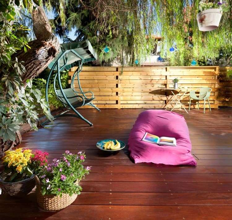 pouf-exterieur-couleur-cyclamen-balancelle-jardin-terrasse-bois