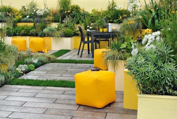 pouf extérieur couleur-jaune-amenagement-terrasse-revetement-sol-pierres-plantes