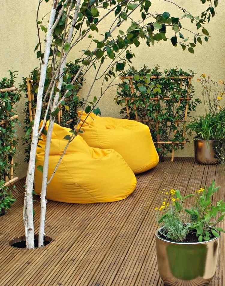 pouf-exterieur-couleur-jaune-amenagement-terrasse-revetement-sol-plantes