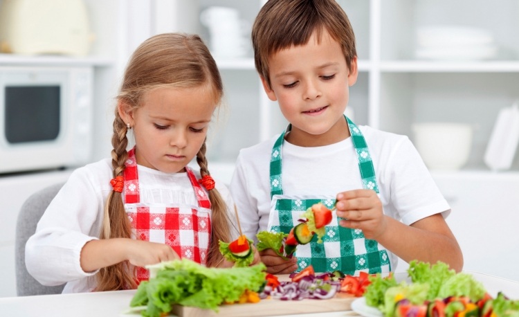 préparer-repas-santé-enfants-brochettes-légumes-crus