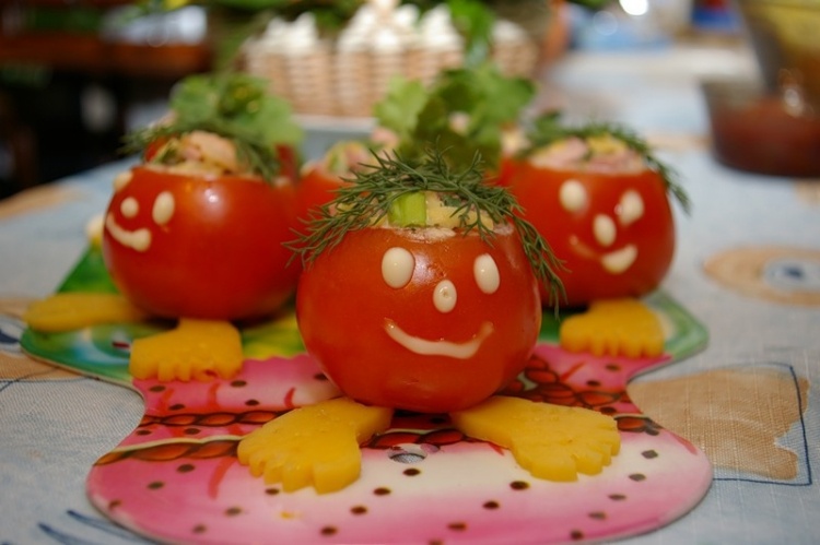 repas-santé-amusant-anniversaire-enfant-tomates-fracies