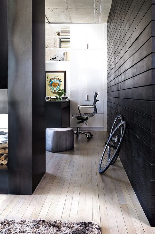 revêtement-mural-moderne-planches-bois-peintes-noir