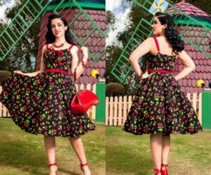 robe-années-50-rockabilly-noire-imprimé-cerises-sac-main