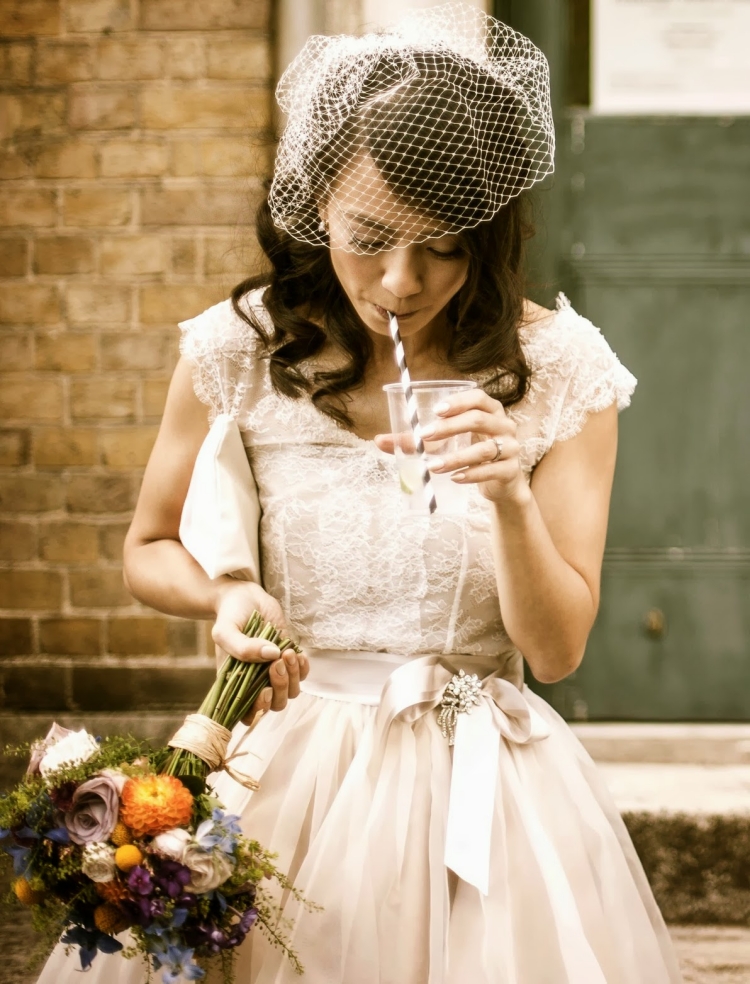 robe-mariée-vintage-voilette-bouquet-dahlia-roses-fleurs-champs