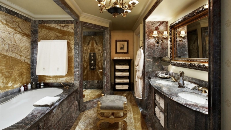 salle-bain-luxe-baignoire-marbre-gris-tabouret-mobilier