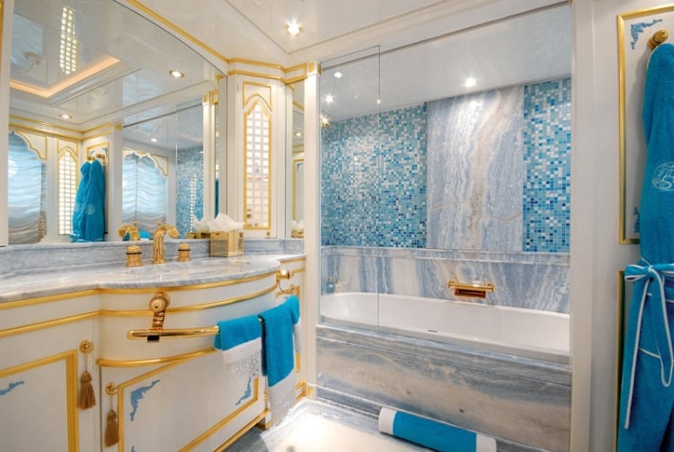 salle-bain-luxe-mobilier-accents-dorés-baignoire-mosaique
