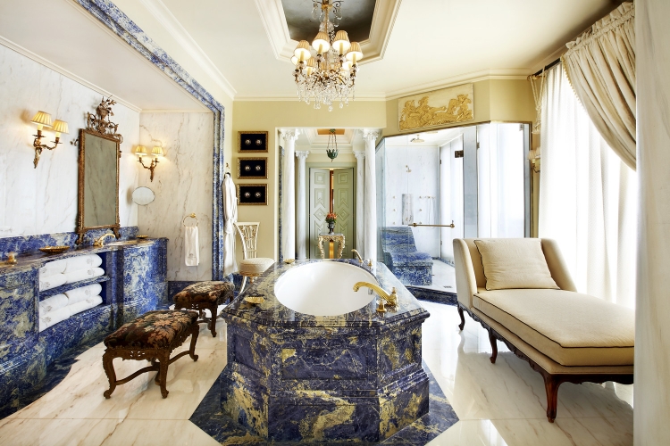 salle-bain-luxe-méridienne-mobilier-marbre-bleu-baignoire