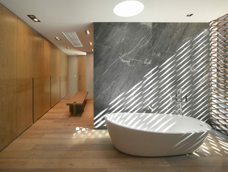 salle-bains-luxe-mur-marbre-gris-sol-mur-bois-Barrancas-House