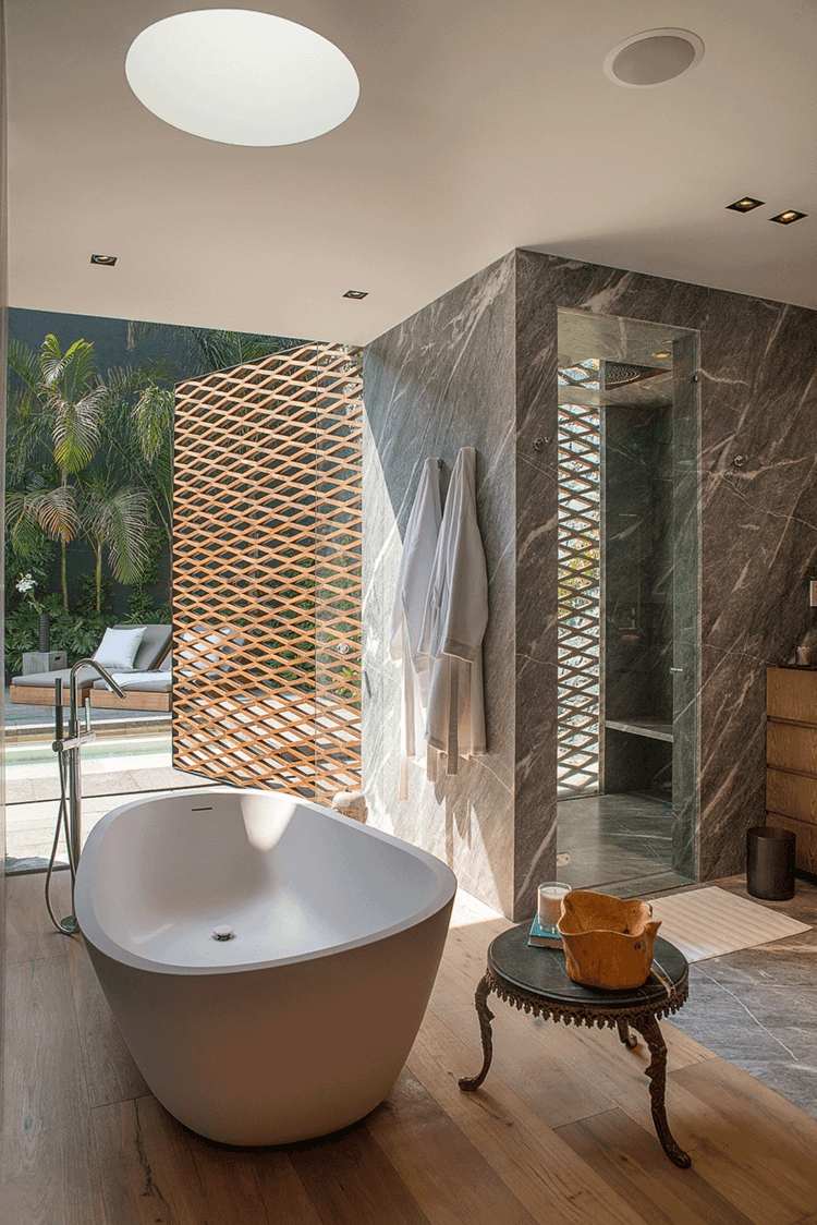 salle-bains-maison-luxe-Mexique-baignoire-îlot-murs-marbre-gris-Barrancas-House