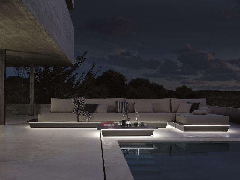 salon-jardin-lounge-luxe-éclairage-LED-intégré-piscine