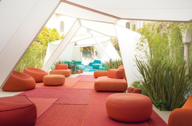 salon-jardin-pouf-exterieur-ensemble-fauteuils-poufs-tapis-orange-oriental