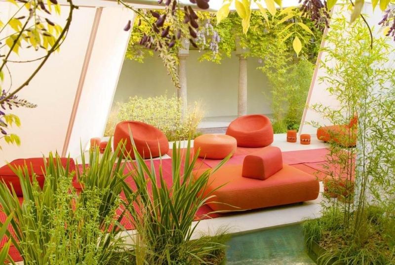 salon-jardin-pouf-exterieur-style-oriental-orange-chaud-tapis pouf extérieur