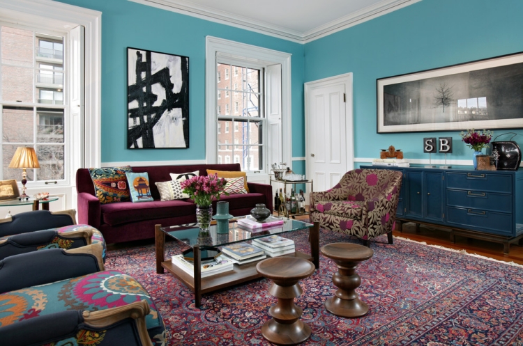 salon-murs-bleus-meubles-exotiques-vintage-tapis-persan