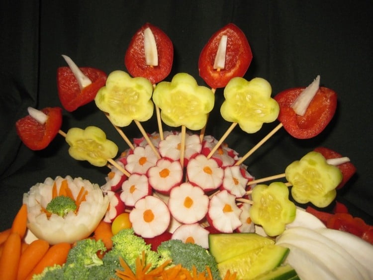 sculpture-fruit-legume-bouquet-fleurs-concombres-poivrons-rouges-radis