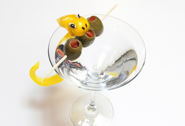 sculpture-fruit-legume-martini-cocktail-serpent-poivron-olives
