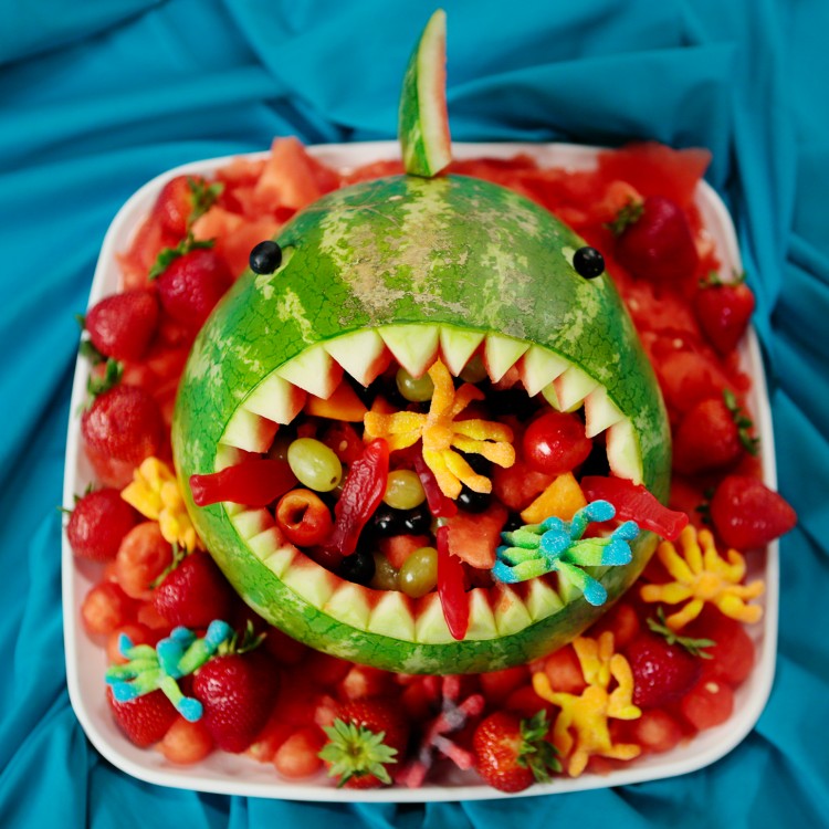 sculpture-fruit-legume-requin-pastèque-fruits-fraises sculpture sur fruit