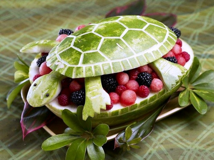 sculpture-fruit-légumes-forme-tortue-originale