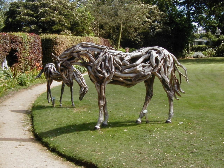 sculptures-jardin-originales-chevaux bois flotté
