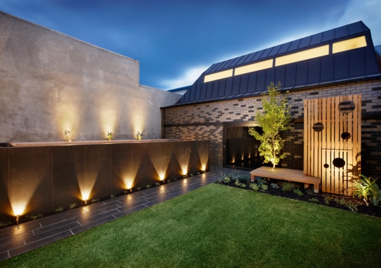 spot-LED-extérieur-orientable-jardin-contemporain