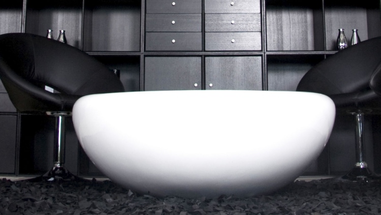 table basse design minimaliste -blanc-fauteuils-noirs