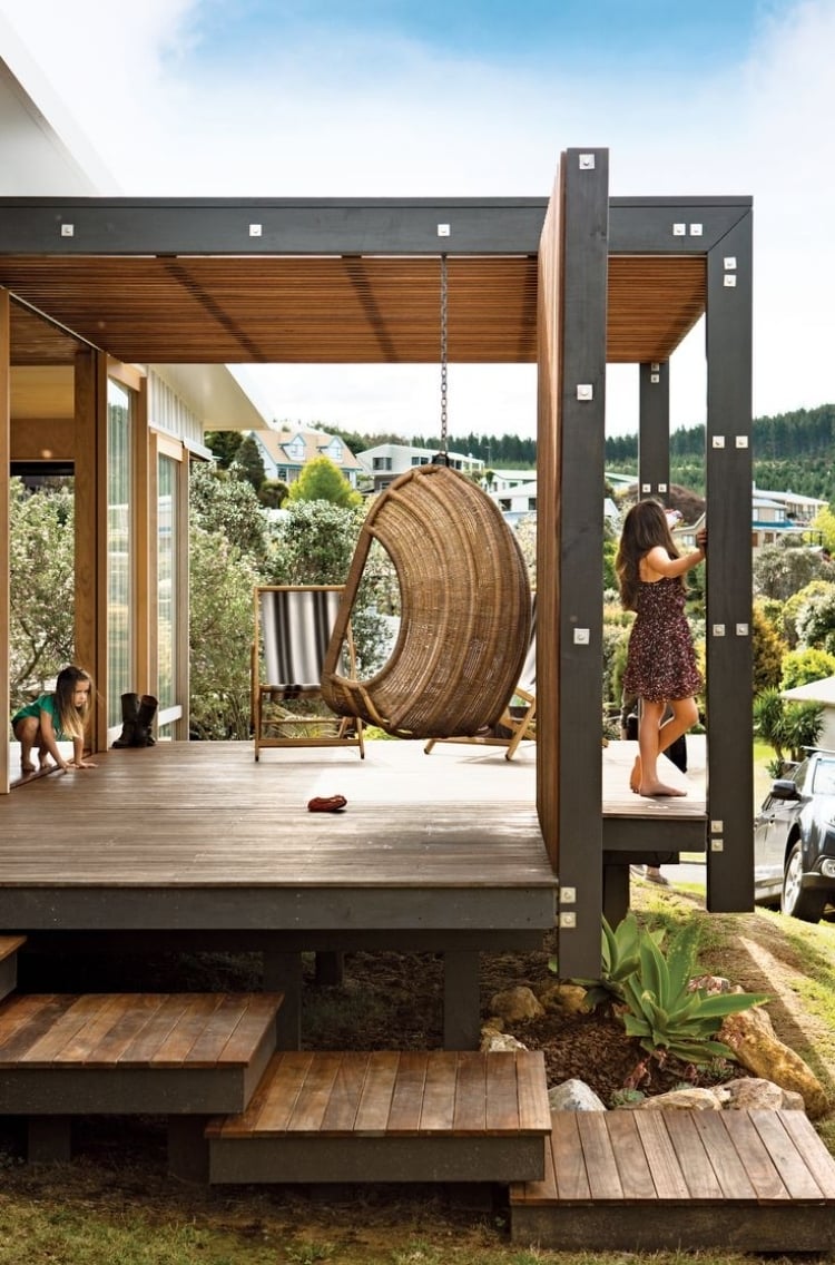 terrasse-pilotis-moderne-fauteuil-suspendu-jardin-transat