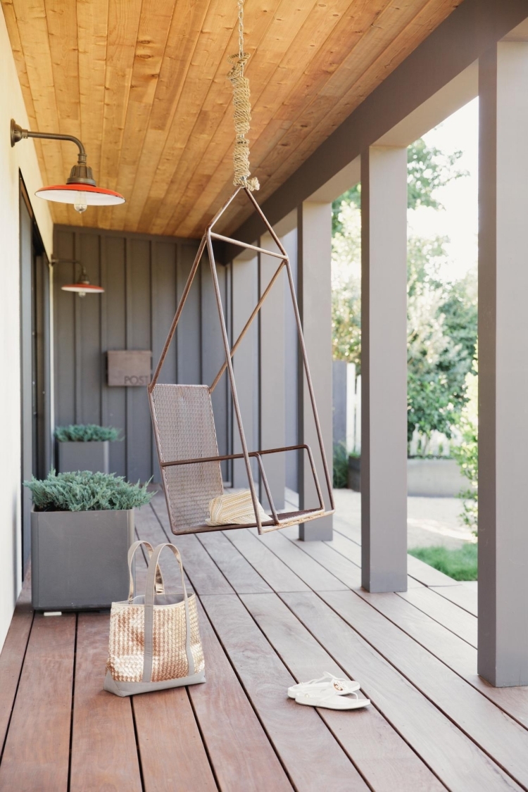 terrasse-vintage-fauteuil-suspendu-jardin-cadre-métallique