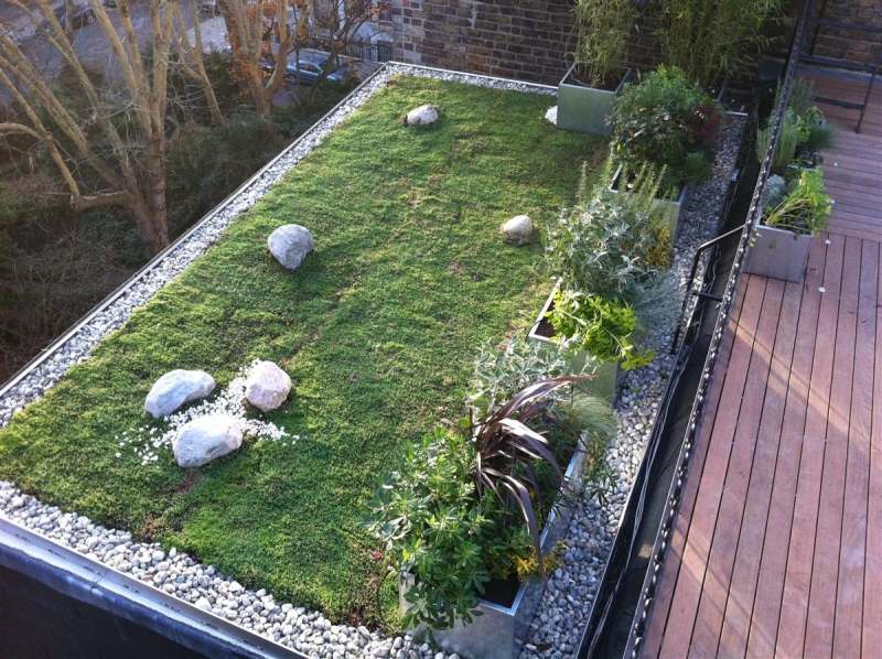 toit-terrasse-idee-deco-pierre-gravier-plantes