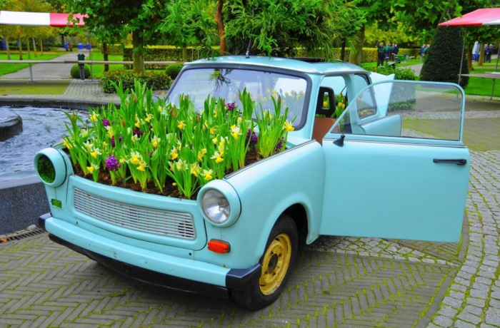 trabant-601-végétalisé-pots-fleurs-objets-récupération