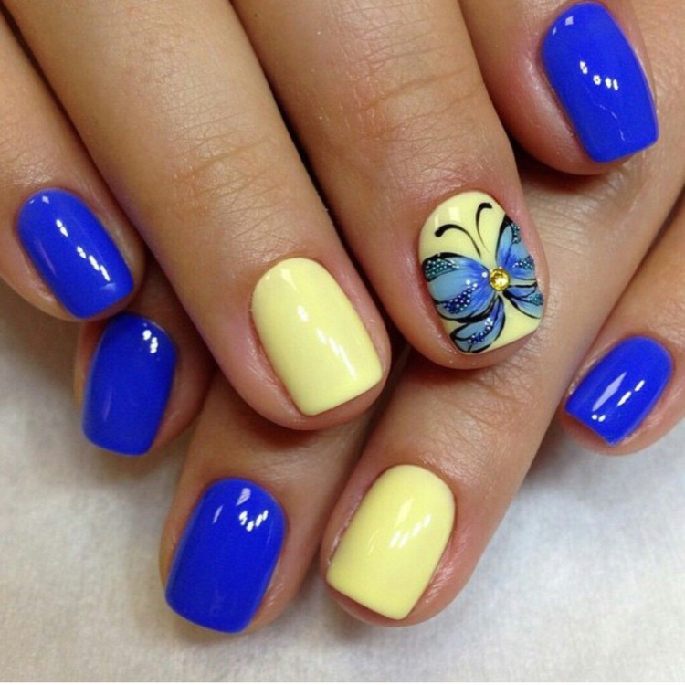 vernis-shellac-manicure-bleu-électrique-jaune-pastel-bijoux