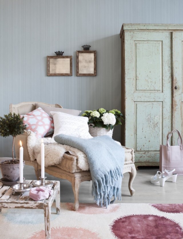 amenagement-chambre-coucher-style-shabby-chic-armoire-rangement-bougies-table-basse-bois