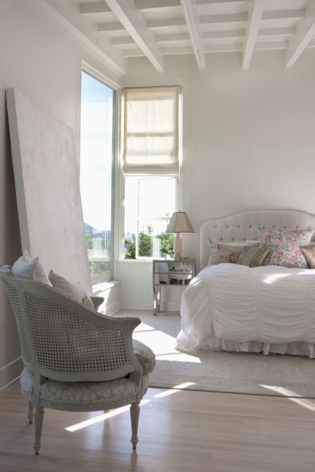 amenagement-chambre-coucher-style-shabby-chic-chaise-lampe-poser-tete-lit-coussins
