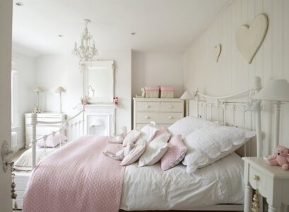 amenagement-chambre-coucher-style-shabby-chic-deco-murale-coeur-coussins-suspension