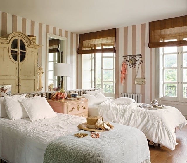 amenagement-chambre-coucher-style-shabby-chic-deco-murale-rayures-lampe-poser