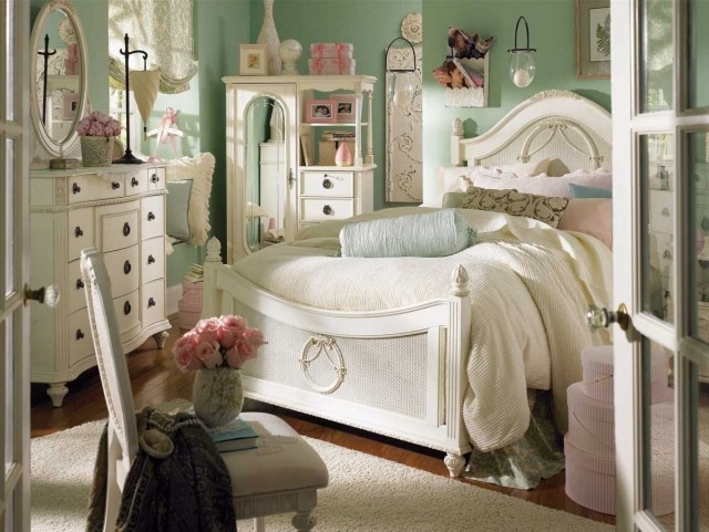 amenagement-chambre-coucher-style-shabby-chic-grand-lit-miroir-ovale-fleurs-rose