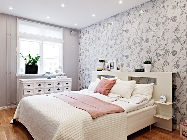 amenagement-chambre-coucher-style-shabby-chic-papier-peint-coussins-commode-spots-encastres