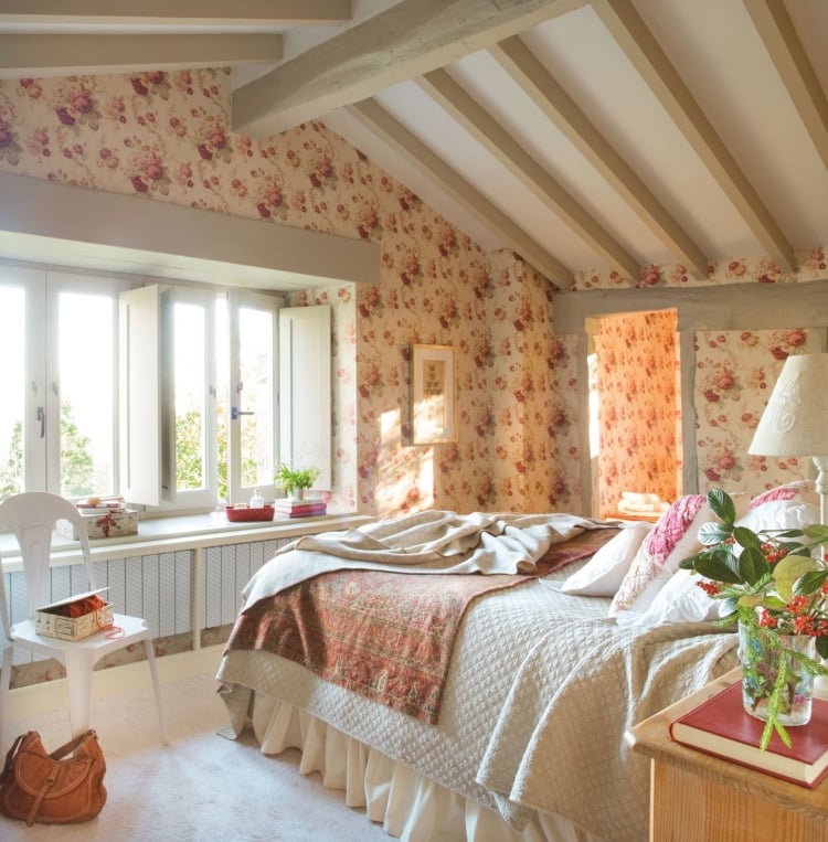 amenagement-chambre-coucher-style-shabby-chic-papier-peint-motif-floral-lampe-poser