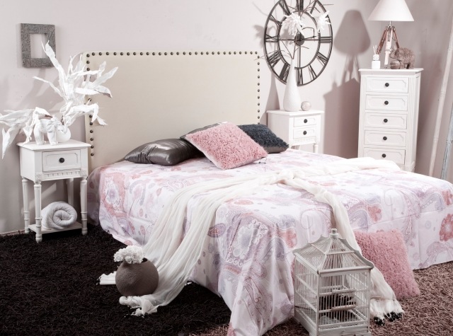 amenagement-chambre-coucher-style-shabby-chic-table-chevet-lampe-poser-coussins-cage