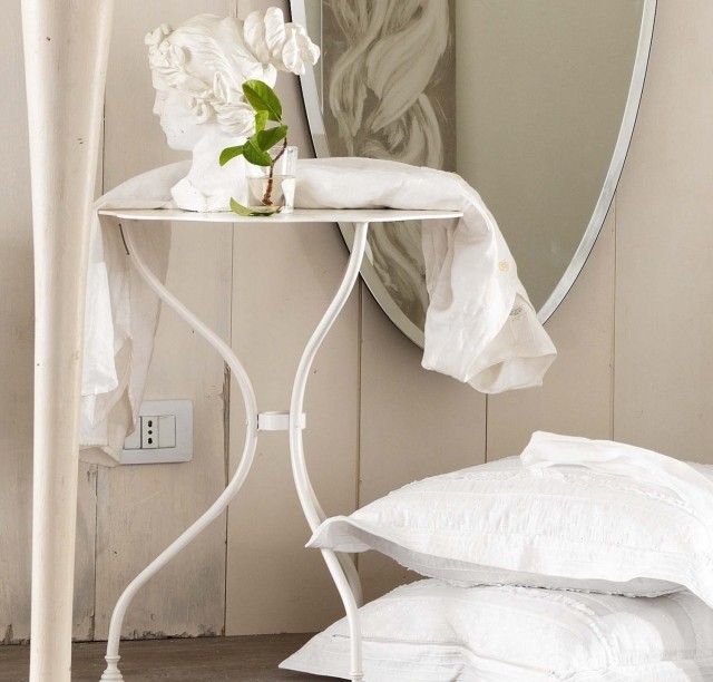 amenagement-chambre-coucher-style-shabby-chic-table-ronde-metal-statue-coussins